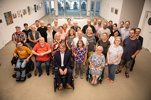 Gruppenfoto des Landesteilhabebeirats. Das Foto wurde in der Mittelhalle der Bremischen Buergerschaft aufgenommen. Es sind ca. 35 Personen zu sehen.